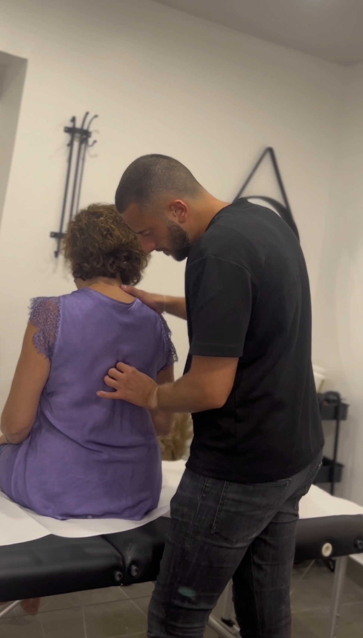 Consultation d'ostéopathie, soin du dos et des épaules